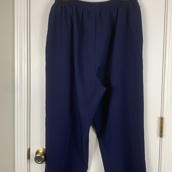Navy blue pants with pockets and elastic waistband. No tag feels like nylon - Picture 4 of 5